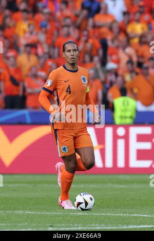 BERLIN, DEUTSCHLAND - 25. JUNI: Virgil van Dijk aus den Niederlanden beim Spiel der Gruppe D - UEFA EURO 2024 zwischen den Niederlanden und Österreich im Olympiastadion am 25. Juni 2024 in Berlin. (Foto: Peter Lous/BSR Agency) Stockfoto