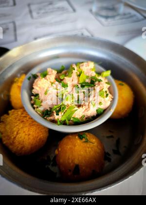 Gebratener Mozzarella, Cheddar-Käsebissen, Kugeln und Garnitur Stockfoto