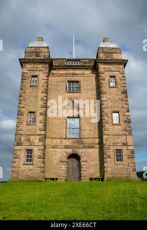 Der Käfig im Lyme Park in Cheshire, England. Ein Steinturm in einer markanten Position mit Aussicht überall. Stockfoto