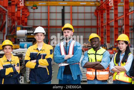 Porträt selbstbewusster Fabrikarbeiter, die mit gekreuzten Armen stehen und in die Kamera schauen Stockfoto
