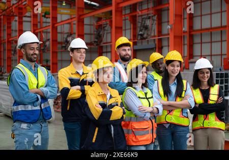 Porträt von Ingenieuren und Industriearbeitern in Schutzhelmen auf der Baustelle Stockfoto