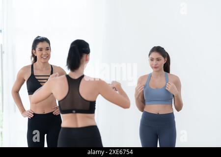 Porträt einer Gruppe weiblicher und männlicher Athleten, die im Fitnessstudio zusammen stehen Stockfoto