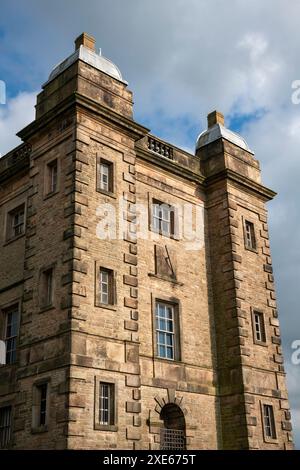 Der Käfig im Lyme Park in Cheshire, England. Ein Steinturm in einer markanten Position mit Aussicht überall. Stockfoto