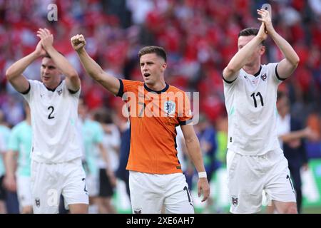 Berlin, Deutschland. Juni 2024. BERLIN – 25. JUNI: Maximilian Wober aus Österreich, Christoph Baumgartner aus Österreich und Michael Gregoritsch aus Österreich feiern während des Gruppenspiels D – UEFA EURO 2024 zwischen den Niederlanden und Österreich im Olympiastadion am 25. Juni 2024 in Berlin. (Foto: Peter Lous/BSR Agency) Credit: BSR Agency/Alamy Live News Stockfoto