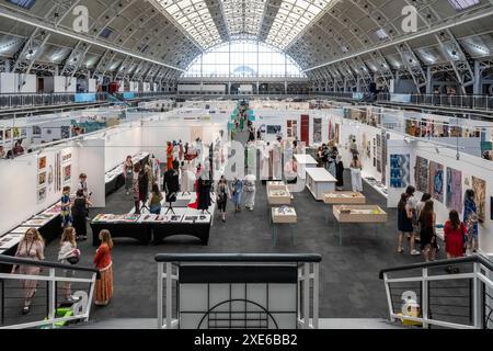 London, Großbritannien. 26. Juni 2024. Ein allgemeiner Blick auf eine Vorschau auf New Designers, die jährliche Ausstellung, die die Arbeiten von über 3.000 der besten Designabsolventen Großbritanniens zeigt. Die Veranstaltung findet zwei Wochen lang statt, vom 26. Bis 29. Juni und vom 3. Bis 6. Juli, im Business Design Centre in Islington. Quelle: Stephen Chung / Alamy Live News Stockfoto