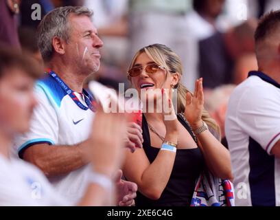 Aine May Kennedy, Partnerin des Englands Conor Gallagher beim Gruppenspiel der UEFA Euro 2024 im Kölner Stadion. Bilddatum: Dienstag, 25. Juni 2024. Stockfoto