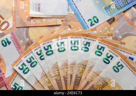 50-Euro-Banknoten werden vor dem Hintergrund von Papierrechnungen aufgefächert 4 Stockfoto