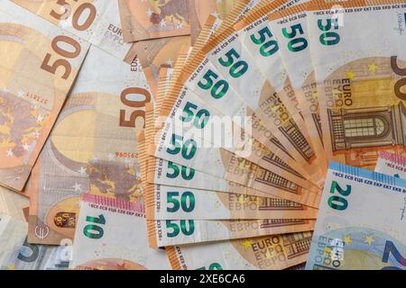 50-Euro-Banknoten werden vor dem Hintergrund von Papierrechnungen aufgefächert 6 Stockfoto