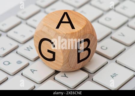 AGB allgemeine Geschäftsbedingungen AGB gedruckt auf einem Holzwürfel auf einer Computer-Tastatur *** AGB Allgemeine Geschäftsbedingungen AGB gedruckt auf Stockfoto