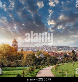 Deutschland, Stuttgart Panoramablick. Wunderschöne Häuser im Herbst, Himmel und Naturlandschaft. Weinberge in Stuttgart - bunter Wein g Stockfoto