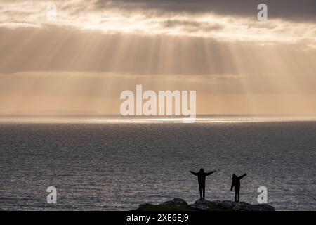 NiÃ±os jugando al atardecer Stockfoto