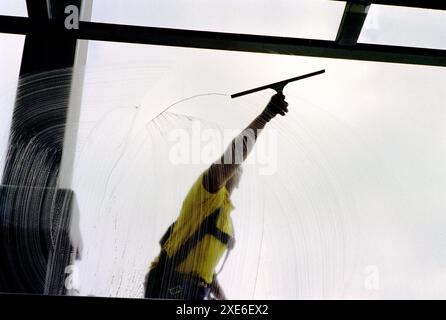 Deutschland, Berlin, Reichstagsdom, man reinigt Fenster der Kuppel Stockfoto