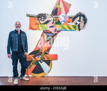 London, Großbritannien. Juni 2024. Der Künstler John Bunker posiert mit RAM Raider (Fugitive), 2014., ausgewählt von Sir Frank Bowling für die „Artist of the Day“-Serie in der Flowers Gallery. Quelle: Imageplotter/Alamy Live News Stockfoto