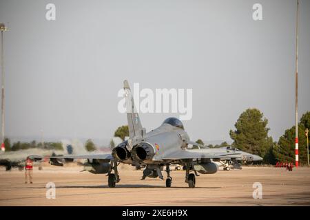 Ein Eurofighter startet heute Morgen vom Luftwaffenstützpunkt Albacete. Im Rahmen des Pacific Skies 2024-Programms starteten heute Morgen vier Eurofighter und eine A400M vom Luftwaffenstützpunkt Albacete. Das Ziel ist es, einen wichtigen militärischen Meilenstein zu markieren, den Pacific Skies genannt. Die Bereitstellung dauert bis zum 15. August. Pacific Skies 2024 wurde mit der Idee geboren, die gemeinsame Einsatzfähigkeit von drei deutschen, spanischen und französischen Raumfahrtstreitkräften zu demonstrieren und eine mächtige Truppe in jeder Ecke der Welt einzusetzen. Eine Veranstaltung, die hauptsächlich durch den Indo-Pazifik und, im Fall der DE, führt Stockfoto