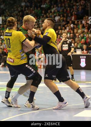 JURI Knorr (RNL) und Magnus Saugstrup (SCM) DHB Cup Saison 2023-24 Viertelfinale SC Magdeburg - Rhein-Neckar LÃ¶wen am 04.02.202 Stockfoto