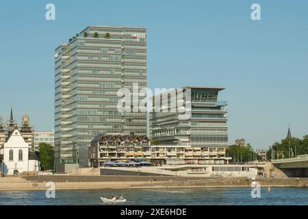 Hauptverwaltung der LANXESS AG in Köln-Deutz. Der Konzern für Spezialchemie entstand 2004 durch die Ausgliederung aus der Bayer AG. Die Aktien der Lanxess AG sind im MDAX gelistet. Das Bürohochhaus heisst seit dem Einzug Lanxess Tower und entspricht dem Deutschen Gütesiegel nachhaltiges Bauen DGNB Standard Gold. *** Hauptsitz der LANXESS AG in Köln-Deutz. Der Spezialchemiekonzern wurde 2004 durch die Ausgründung der Bayer AG gegründet. Die Anteile der Lanxess AG sind im MDAX notiert. Der Büroturm heißt seit dem Einzug Lanxess Tower und entspricht dem deutschen Sustain Stockfoto