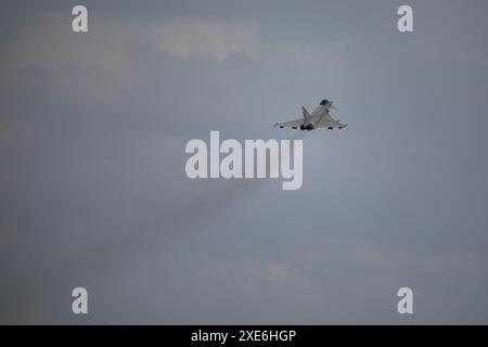 Ein Eurofighter startet heute Morgen vom Luftwaffenstützpunkt Albacete. Im Rahmen des Pacific Skies 2024-Programms starteten heute Morgen vier Eurofighter und eine A400M vom Luftwaffenstützpunkt Albacete. Das Ziel ist es, einen wichtigen militärischen Meilenstein zu markieren, den Pacific Skies genannt. Die Bereitstellung dauert bis zum 15. August. Pacific Skies 2024 wurde mit der Idee geboren, die gemeinsame Einsatzfähigkeit von drei deutschen, spanischen und französischen Raumfahrtstreitkräften zu demonstrieren und eine mächtige Truppe in jeder Ecke der Welt einzusetzen. Eine Veranstaltung, die hauptsächlich durch den Indo-Pazifik und, im Fall der DE, führt Stockfoto