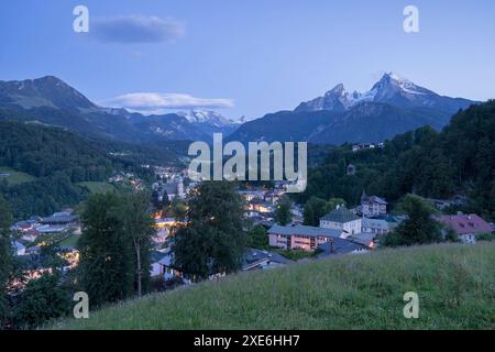 Die bayerische Marktstadt Berchtesgaden am Abend. Oberbayern, Deutschland. Im Hintergrund die Berchtesgadener Alpen mit dem Watzmann-Massiv Stockfoto