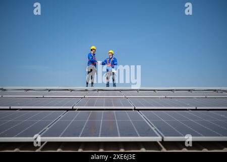 Beide Techniker arbeiten an Photovoltaik-Solarpaneelen Stockfoto