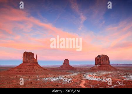 West Mitten Butte, East Mitten Butte und Merrick Butte im Winter im Monument Valley, vom Besucherzentrum aus gesehen. Monument Valley Navajo Tribal Park, Navajo Nation, Arizona, USA Stockfoto