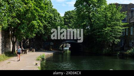 London - 06 04 2022: Blick auf die Mile End Rd Bridge über Regent's Canal mit Girl Walking Stockfoto
