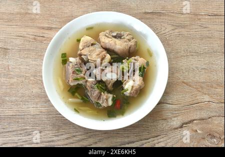 Scharfer Schweineknochen mit Tamarinden- und Thai-Kräutersuppe auf dem Teller Stockfoto