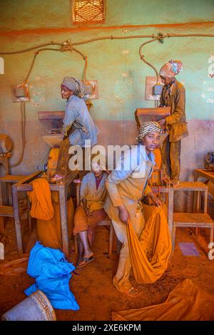 Frauen, die in einer Berbere-Gewürzfabrik auf dem Medebar-Markt in Asmara, Eritrea, Afrika arbeiten Copyright: MichaelxRunkel 1184-11943 redaktionelle Verwendung Stockfoto