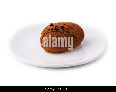 Zeitgenössischer Chocolate Dome Mousse Cake mit Schoko-Samtspray und Schokoladen-Gourmet-Glasur Stockfoto