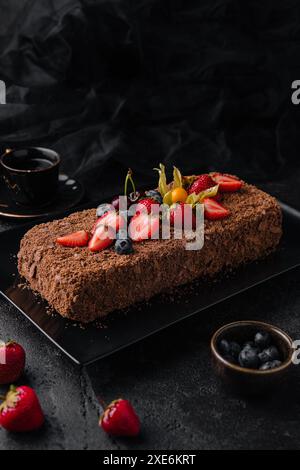 Schokoladen-Napoleon-Kuchen mit Beeren auf Steinteller Stockfoto