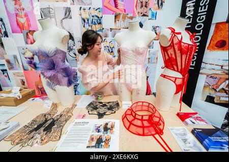 London, Großbritannien. Juni 2024. Betta Metamorphosis von Olivia Bodak – New Designers, die Londoner Design-Graduate-Show findet vom 26. Bis 29. Juni und vom 3. Bis 6. Juli 2024 im Business Design Centre in London statt. Es bietet eine Plattform für über 3000 Absolventen mit Disziplinen wie Mode, Textilien, Möbel, Produktdesign, Illustration und mehr. Guy Bell/Alamy Live News Stockfoto