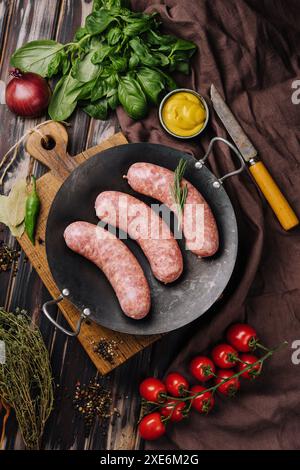 Rohe rumänische Würstchen in einer Pfanne Stockfoto