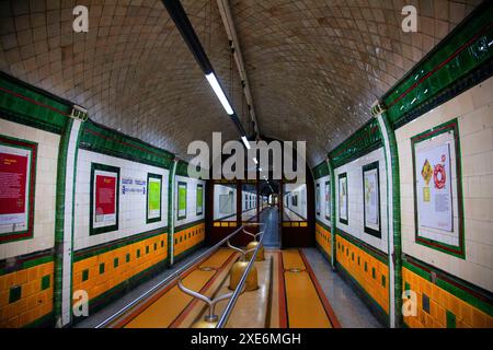 Gekachelte historische Raststätte in einem unterirdischen Fußgängertunnel, Genua, Ligurien, Italien, Europa Copyright: FotoJourneys 1231-46 Stockfoto