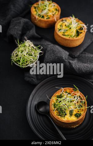 Mini-Quiche mit Kräutern auf Teller Stockfoto