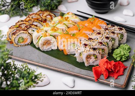 Verschiedene Arten von japanischem Sushi auf dem Teller Stockfoto