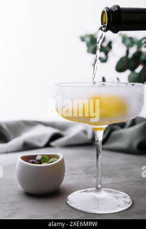 Champagner oder Prosecco in ein Glas gießen Stockfoto