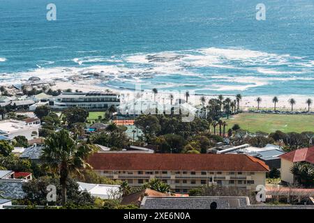 Der Strand, der für seinen feinen weißen Sand, den Natursteinpool und den Blick auf den Twelve Apostles Mountain bekannt ist, zieht die Menschenmassen an Stockfoto