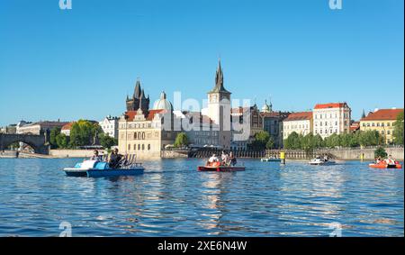 Prag, Tschechische Republik - 27. Mai 2019: Besucher, die mit Paddelbooten in der Sonne auf der Moldau Spaß haben Stockfoto