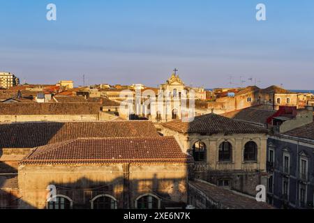 Panoramablick auf Catania mit traditionellen Gebäuden, der römisch-katholischen Kirche San Placido und dem ehemaligen Benediktinerkloster Catania, Sizilien, Italien, Medite Stockfoto