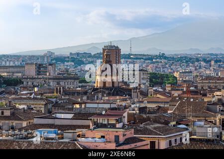 San Michele Arcangelo ai Minoriti römisch-katholische Pfarrkirche, Panoramablick auf traditionelle Gebäude im Stadtzentrum von Catania, Sizilien, Ita Stockfoto