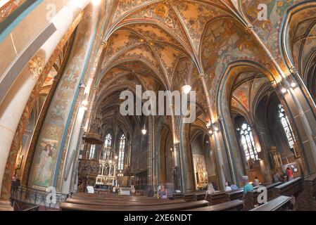 Atemberaubende Fresken an der gewölbten Decke der Basilika St. Peter und Paul in Prag, Tschechische Republik Stockfoto