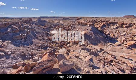 Die zerklüfteten Klippen einer mesa nahe Hamilili Point am südlichen Ende des Petrified Forest National Park, Arizona, USA, Nordamerika Stockfoto