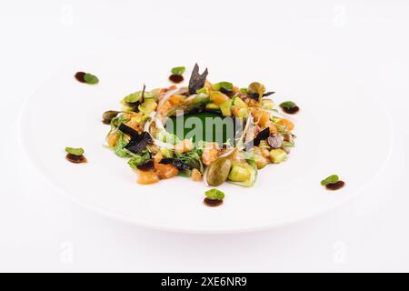 Zahnstein mit Lachs und Avocado serviert Kapern und Balsamico Stockfoto