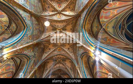 Reich verzierte Decke mit religiöser Kunst, die die Basilika St. Peter und Paul in Prag, Tschechische Republik, beleuchtet Stockfoto