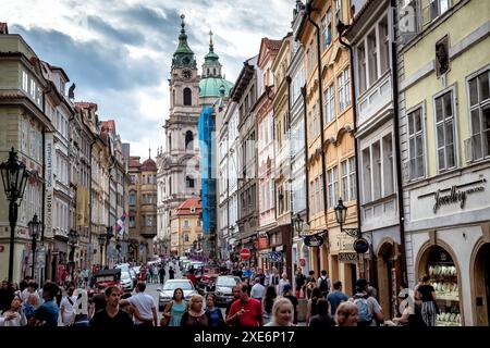 Prag, Tschechische Republik - 19. April 2019: Touristen erkunden die historischen Straßen von Prag, genießen die charmante Architektur und lebhafte Atmosphäre Stockfoto