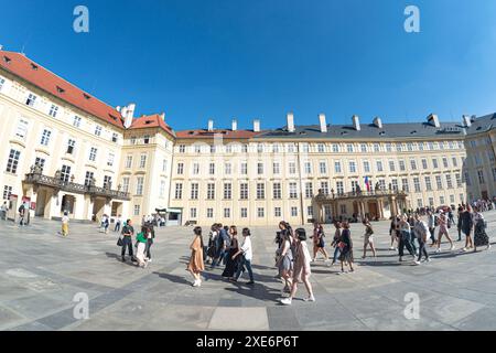Prag, Tschechische Republik - 18. Mai 2019: Touristen schlendern durch den Innenhof der Prager Burg Stockfoto