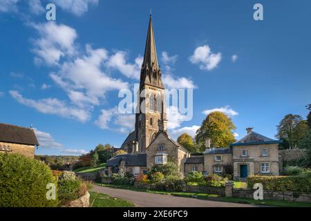 St. Peter's Church und das Dorf Edensor im Herbst, Chatsworth Estate, Peak District National Park, Derbyshire, England, Vereinigtes Königreich, Europa C Stockfoto