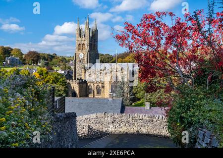 Tideswell Church, auch bekannt als Cathedral of the Peak im Herbst, Tideswell, Peak District National Park, Derbyshire, England, Großbritannien, Europ Stockfoto