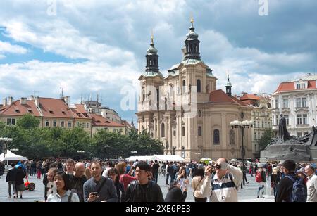 Prag, Tschechische Republik - 25. Mai 2019: Touristen genießen die Atmosphäre auf dem Altstadtplatz mit der Kirche St. Nikolaus im Hintergrund Stockfoto