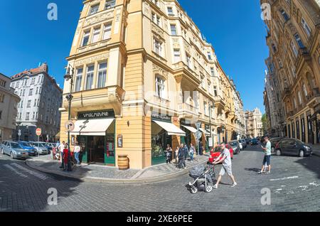 Prag, Tschechische Republik - 25. Mai 2019: Erkundung der kopfsteingepflasterten Straßen und bezaubernden Gebäude von Prag Stockfoto