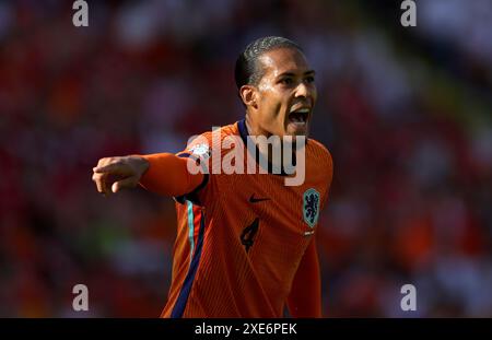 BERLIN – 25. JUNI: Virgil Van Dijk aus den Niederlanden während des Gruppenspiels der UEFA EURO 2024 zwischen den Niederlanden und Österreich im Olympiastadion am 25. Juni 2024 in Berlin. © diebilderwelt / Alamy Stock Stockfoto